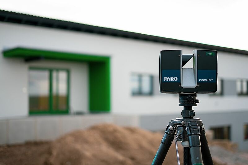 The Faro Focus S laser scanner stands in front of a house